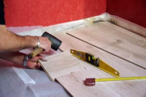 Fehler, die bei der Verlegung von Laminat vermieden werden müssen, können den gesamten Boden ruinieren.