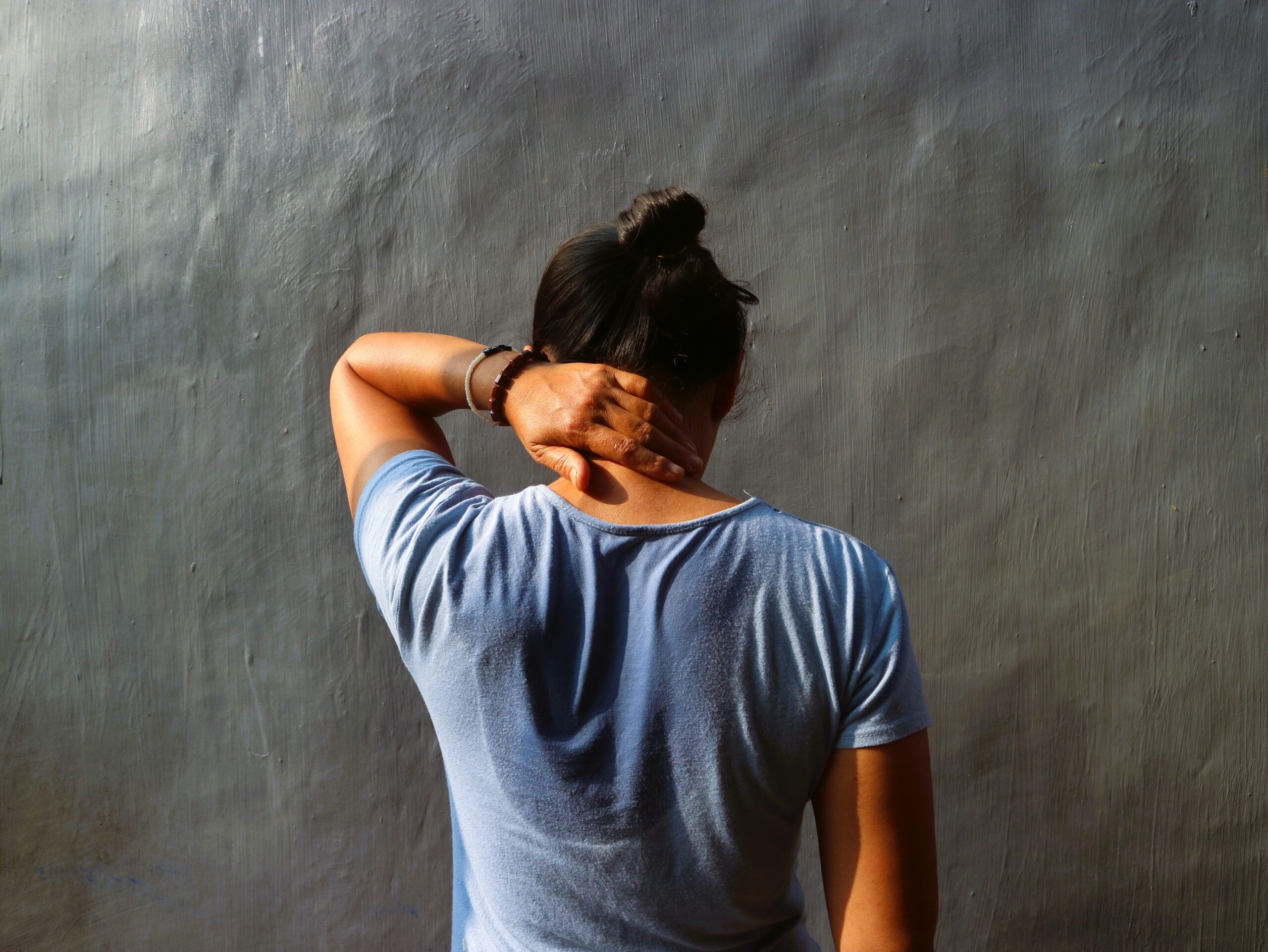 Methode zur Beseitigung von Schweißgeruch in Kleidung ohne Waschmaschine