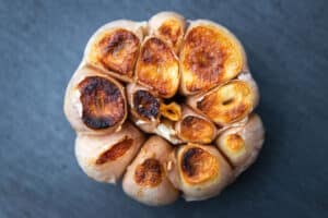 Knoblauchzehe, nachdem sie am Grillrost gerieben wurde