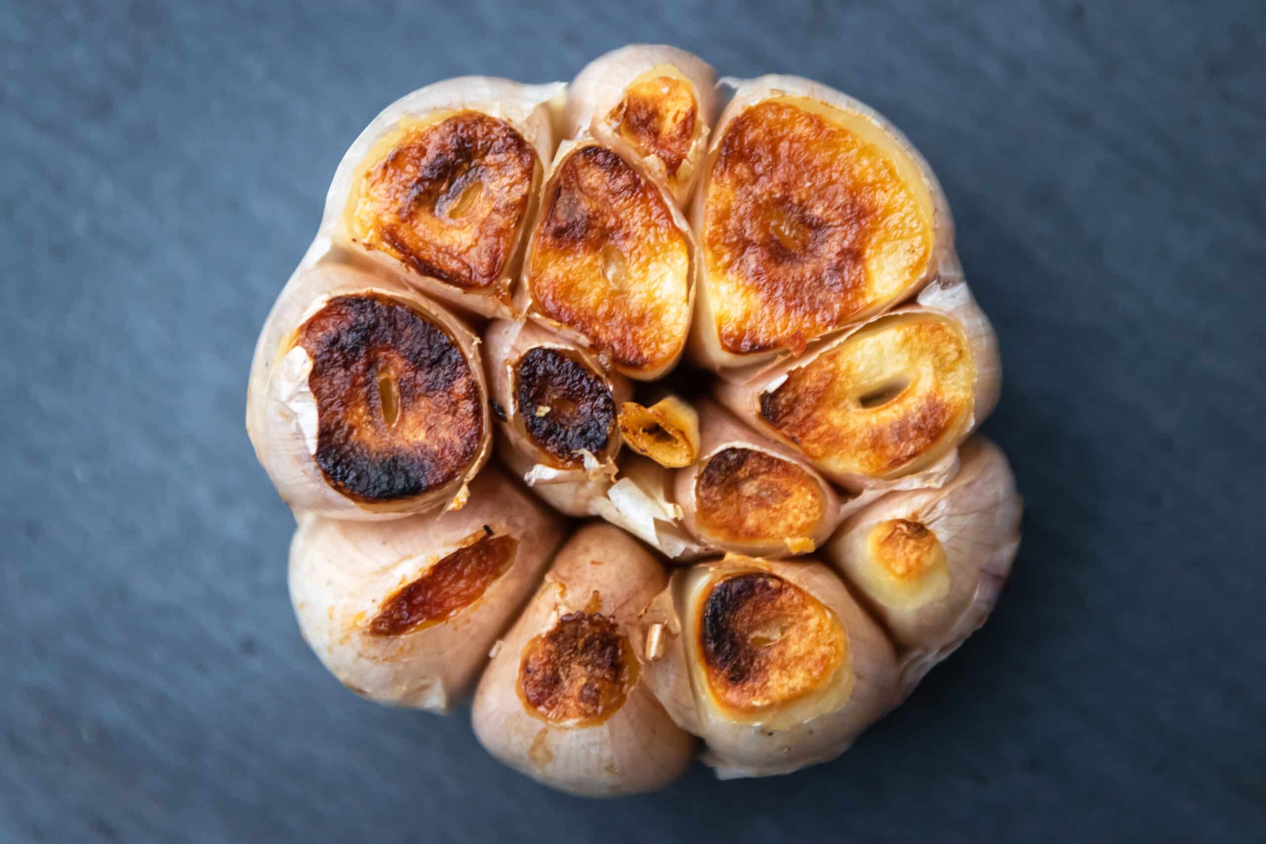 Knoblauchzehe, nachdem sie am Grillrost gerieben wurde