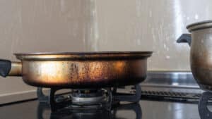 Unterseite einer verschmutzten Antihaftpfanne, Methode zum Reinigen